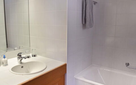 Romarin 220: Salle De Bains, Robinet, Propriété, Tuile, Pièce, Luminaire Plomberie, Mur, Accessoire Salle De Bain, Sol, Design Intérieur