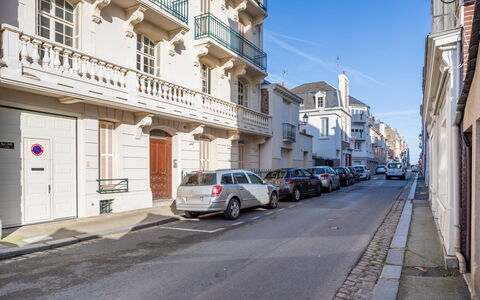 Dinard 189: Voiture, Roue, Bâtiment, Ciel, Véhicule, Fenêtre, Surface De La Route, Infrastructure