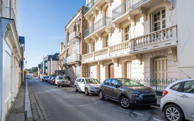 Dinard 189: Voiture, Roue, Véhicule, Bâtiment, Fenêtre, Infrastructure, Bleu, Conception Automobile