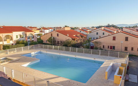 Les Patios du Barcarès: L'Eau, Ciel, Propriété, Bâtiment, Plante, Fenêtre, Piscine, Bleu Azur, Maison, Arbre