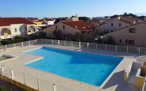 Les Patios du Barcarès: L'Eau, Ciel, Bâtiment, Propriété, Piscine, Plante, Fenêtre, Bleu Azur, Rectangle, Ombre