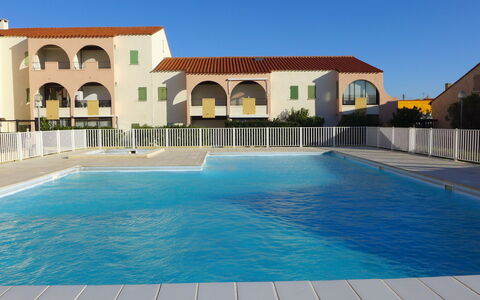 Les Patios du Barcarès: L'Eau, Ciel, Propriété, Piscine, Bâtiment, Plante, Bleu Azur, Maison, Ombre, Loisir