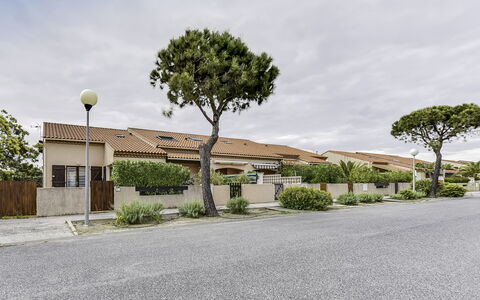 Le Barcarès 545: Nuage, Ciel, Plante, Bâtiment, Surface De La Route, Arbre, Asphalte, Lot Terre, Maison, Herbe