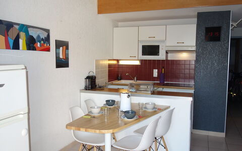 Le Barcarès 545: Propriété, Meubles, Cabinetry, Table, Cadre, Comptoir, Bois, Design Intérieur, Orange, Cuisinière