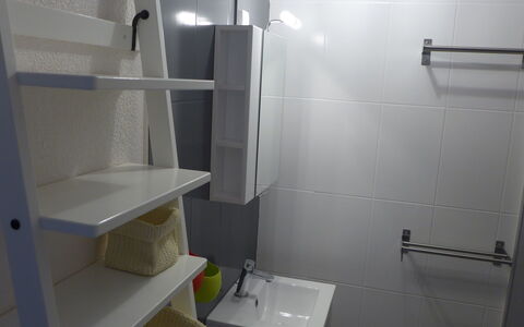 Le Barcarès 545: Évier, Robinet, Salle De Bains, Lavabo, Bâtiment, Luminaire Plomberie, Sol, Ligne, Sol