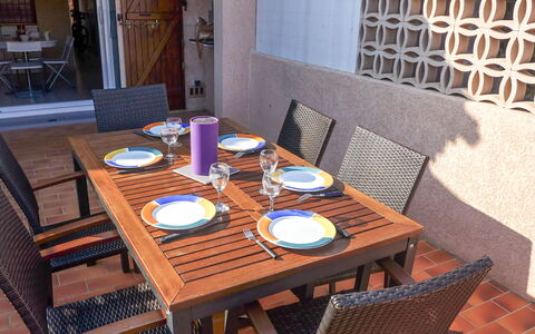 Le Barcarès 545: Table, Meubles, Vaisselle, Chaise, Vaisselle, Bâtiment, Bois, Textile, Design Intérieur, Assiette