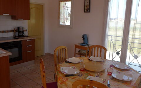 Les Fauvettes: Table, Bâtiment, Cabinetry, Meubles, Propriété, Fenêtre, Chaise, Vaisselle, Vaisselle, Comptoir