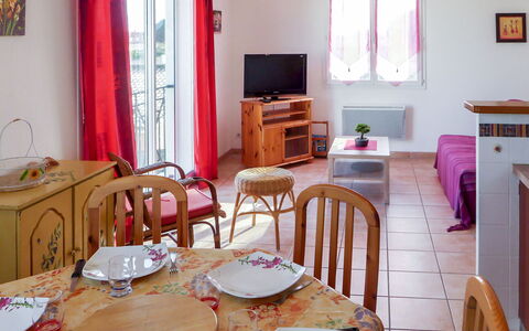 Les Fauvettes: Table, Meubles, Propriété, Vaisselle, Cadre, Fenêtre, Blanc, Chaise, Bois, Bâtiment
