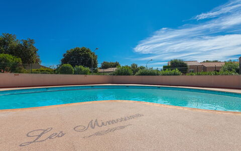 Bormes-Les-Mimosas 610: L'Eau, Ciel, Nuage, Plante, Propriété, Piscine, Arbre, Bleu Azur, Rectangle, Bâtiment