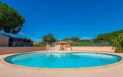 Bormes-Les-Mimosas 610: L'Eau, Ciel, Jour, Propriété, Bleu, Piscine, Plante, Arbre, Rectangle, Loisir