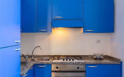 Anita: Bleu, Cabinetry, Pièce, Cuisine, Propriété, Comptoir, Bleu Cobalt, Meubles, Appareil De Cuisine, Matériel De La Propriété