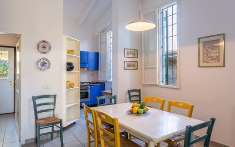 Anita: Pièce, Propriété, Salle À Manger, Meubles, Jaune, Design Intérieur, Bâtiment, Table, Plafond, Sol