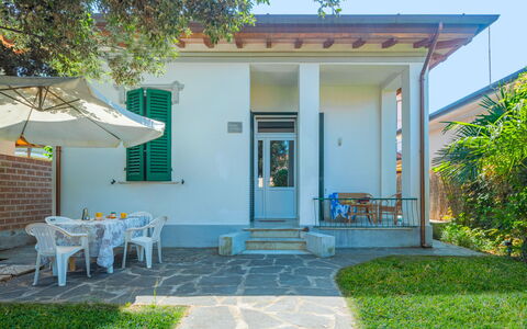 Anita: Propriété, Maison, Domicile, Bâtiment, Immobilier, Zone Résidentielle, Architecture, Cour, Chalet, Pièce