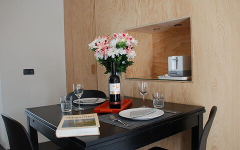 Rossella: Pièce, Propriété, Table, Meubles, Design Intérieur, Table Basse, Maison, Bâtiment, Immobilier, Salle À Manger