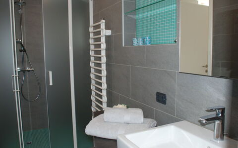 Rossella: Salle De Bains, Pièce, Tuile, Propriété, Luminaire Plomberie, Robinet, Mur, Verre, Architecture, Accessoire Salle De Bain