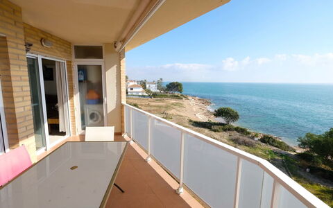 Ona de Mar: Propriété, Balcon, Bâtiment, Immobilier, Maison, Pièce, Appartement, Fenêtre, Domicile, Balustrade
