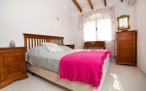 Nina Rose: Chambre, Lit, Meubles, Pièce, Drap De Lit, Propriété, Cadre De Lit, Literie, Design Intérieur, Plafond