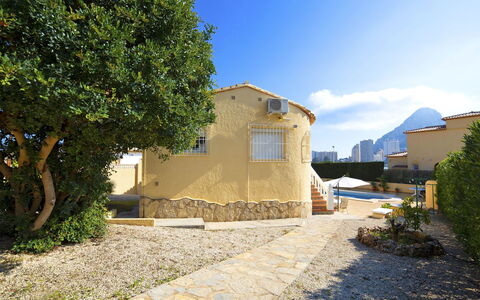 Nina Rose: Propriété, Maison, Ville, Ciel, Mur, Bâtiment, Architecture, Immobilier, Arbre, Domicile