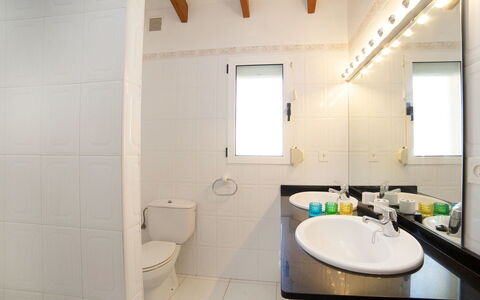 Nina Rose: Salle De Bains, Propriété, Pièce, Design Intérieur, Évier, Bâtiment, Architecture, Tuile, Maison, Mur