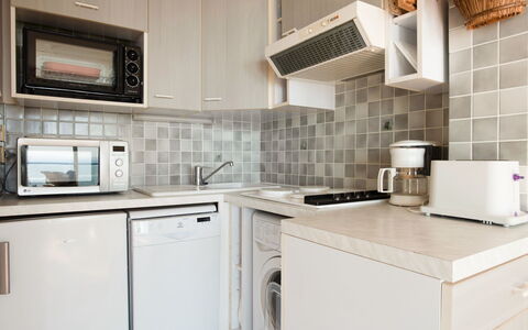 Hoédic: Comptoir, Pièce, Cabinetry, Cuisine, Blanc, Meubles, Propriété, Tuile, Design Intérieur, Cuisinière