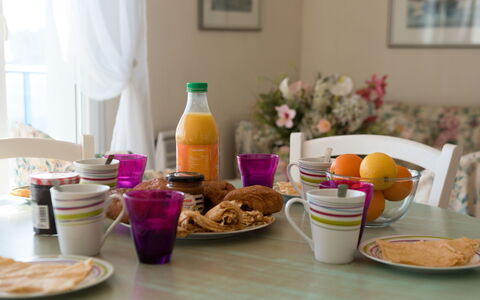 Hoédic: Aliments, Table, Vaisselle, Meubles, Vaisselle, Coupe, Cadre, Orange, Bouteille, Design Intérieur