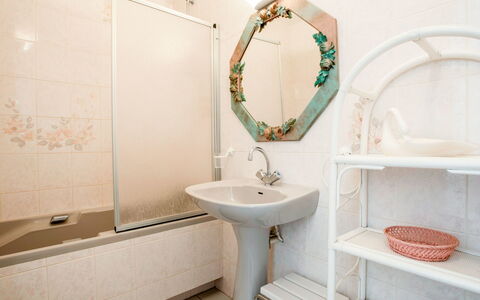 Hoédic: Salle De Bains, Pièce, Propriété, Tuile, Design Intérieur, Sol, Architecture, Meubles, Sol, Évier