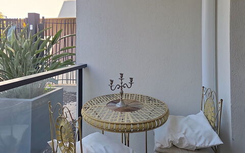 Fréjus 853: Meubles, Balcon, Chaise, Verre, Ombre, Plante D'Appartement, Mobilier De Jardin, Table Basse, Clôture, Daylighting