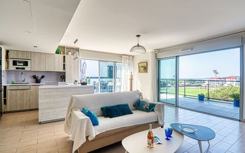 Fréjus 853: Table, Canapé, Meubles, Fenêtre, Bleu Azur, Plante D'Appartement, Bâtiment, Maison, Salon, Chaise