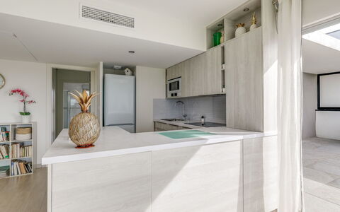 Fréjus 853: Propriété, Pièce, Design Intérieur, Plafond, Sol, Meubles, Comptoir, Maison, Bâtiment, Architecture