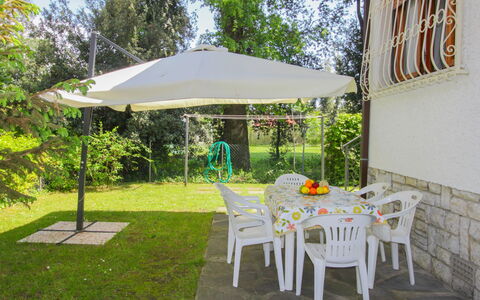 Patrizia: Plante, Meubles, Propriété, Table, Chaise, Bâtiment, Arbre, Tableau De Plein Air, Ombre, Mobilier De Jardin