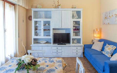 Eveten Apartments - Diano Marina: Meubles, Pièce, Salon, Bleu, Propriété, Design Intérieur, Mur, Domicile, Bâtiment, Jaune