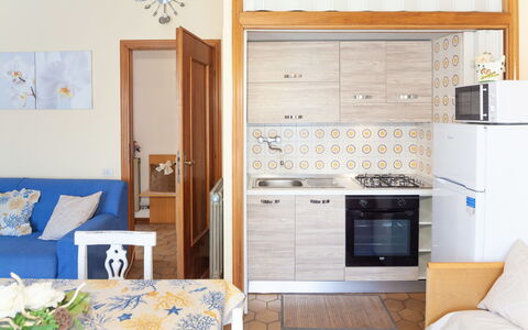 Eveten Apartments - Diano Marina: Pièce, Meubles, Propriété, Design Intérieur, Porte, Mur, Bâtiment, Maison, Domicile, Sol