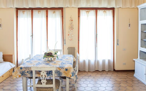 Eveten Apartments - Diano Marina: Pièce, Meubles, Propriété, Chambre, Design Intérieur, Sol, Rideau, Maison, Lit, Mur