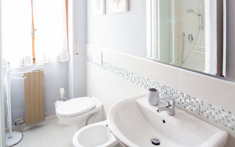 Eveten Apartments - Diano Marina: Salle De Bains, Propriété, Pièce, Robinet, Design Intérieur, Mur, Luminaire Plomberie, Tuile, Évier, Baignoire