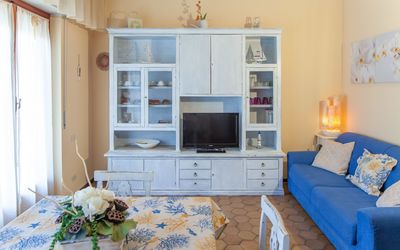 Eveten Apartments - Diano Marina: Meubles, Pièce, Salon, Bleu, Propriété, Design Intérieur, Mur, Domicile, Bâtiment, Jaune