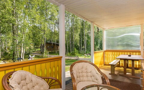 Pöllö: Balcon, Appartement, Ombre, Verre, Condominium, Balustrade, Porche, Daylighting, Plate-Forme, Mobilier De Jardin