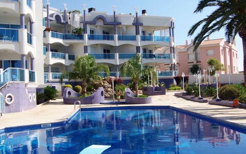 Playasol 1: L'Eau, Bâtiment, Propriété, Ciel, Plante, Bleu Azur, Bleu, Piscine, Fenêtre, Arbre