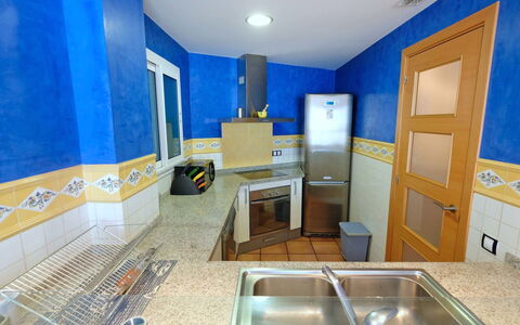 Playasol 1: Pièce, Propriété, Design Intérieur, Bâtiment, Maison, Jaune, Immobilier, Meubles, Salle De Bains, Sol