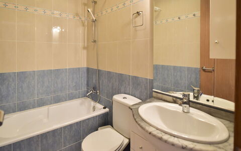Caseta Blanqueta: Marron, Robinet, Miroir, Luminaire Plomberie, Évier, Propriété, Lavabo, Baignoire, Blanc, Salle De Bains