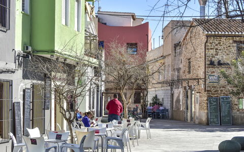 Caseta Blanqueta: Jour, Fenêtre, Bâtiment, Table, Ciel, Chaise, Infrastructure, Arbre, Plante, Architecture