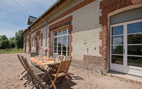 Les Écuries de Callenville: Ciel, Meubles, Fenêtre, Jour, Propriété, Table, Bâtiment, Bois, Architecture, Mobilier De Jardin