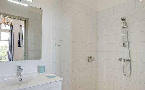 Les Écuries de Callenville: Miroir, Évier, Luminaire Plomberie, Propriété, Tete De Douche, Armoire De Toilette, Salle De Bains, Robinet, Douche