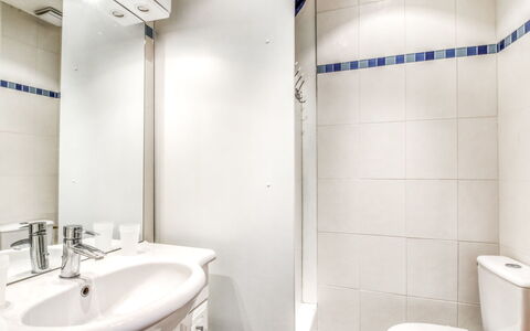Asfeld: Luminaire Plomberie, Propriété, Évier, Photographier, Miroir, Blanc, Bleu, Salle De Bains, Robinet, Noir