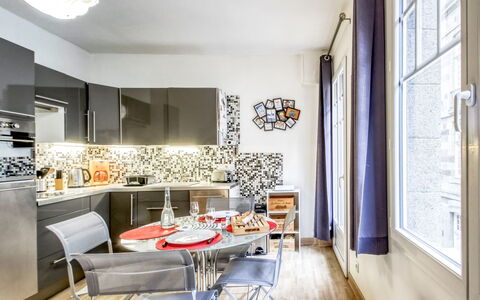 Asfeld: Table, Propriété, Fenêtre, Bois, Design Intérieur, Éclairage, Chaise, Canapé, Sol, Bâtiment