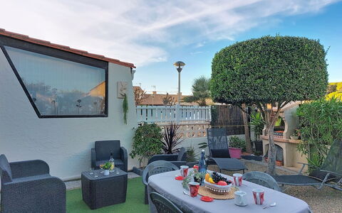 Les Amandines: Meubles, Zone Résidentielle, Domicile, Pot De Fleur, Jardin, Balcon, Plante D'Appartement, Mobilier De Jardin, Cour