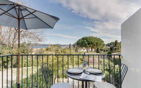 Bella Vista: Propriété, Maison, Bâtiment, Immobilier, Pièce, Domicile, Table, Meubles, Architecture, Design Intérieur