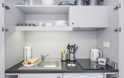 Camping Galeb 200.1: Pièce, Blanc, Rayonnage, Vaisselle, Serveware, Evier, Cuisine, Étagère, Luminaire Plomberie