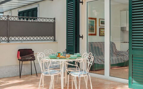 Marina Pietrasanta 255: Meubles, Table, Chaise, Pot De Fleur, Bâtiment, Fenêtre, Plante D'Appartement, Ombre, Plante, Design Intérieur