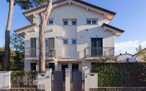 Marina Pietrasanta 255: Ciel, Plante, Bâtiment, Fenêtre, Maison, Arbre, Porte, Chalet, Zone Résidentielle, Façade