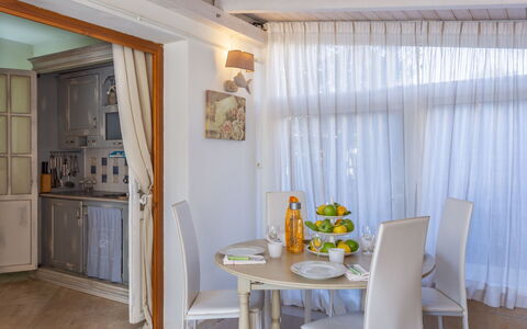 Stella Marina: Pièce, Propriété, Rideau, Design Intérieur, Salle À Manger, Meubles, Plafond, Bâtiment, Jaune, Traitement De Fenetre